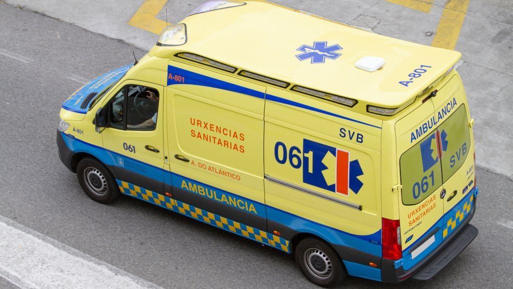 Herido leve en A Coruña un operario tras volcar su camión mientras descargaba un contenedor de obra