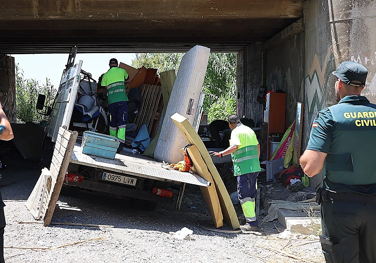 Police dismantle migrant camp under Torrox bridge