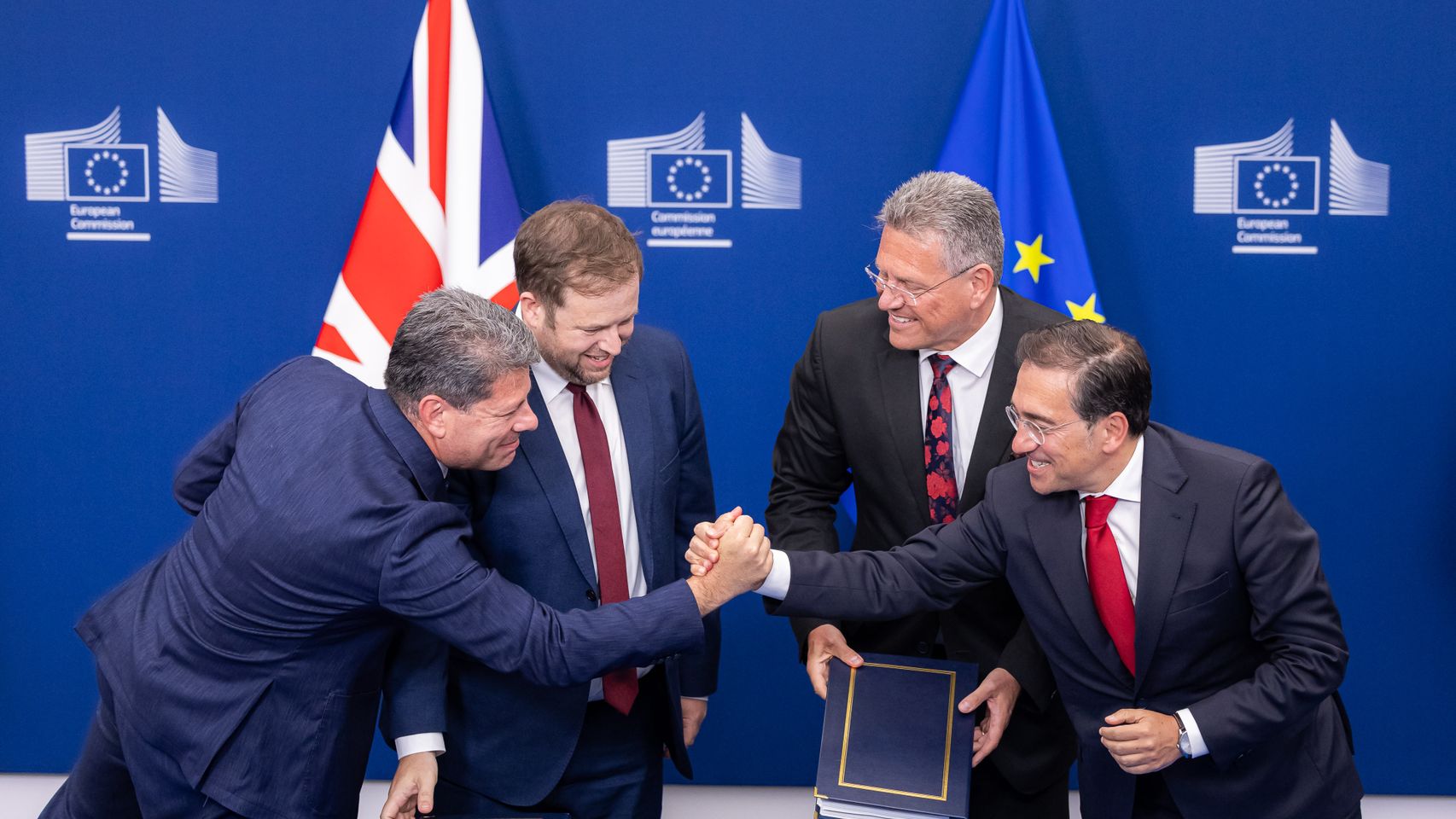 La UE y Reino Unido firman el Tratado sobre Gibraltar que permitirá derribar la Verja desde este miércoles