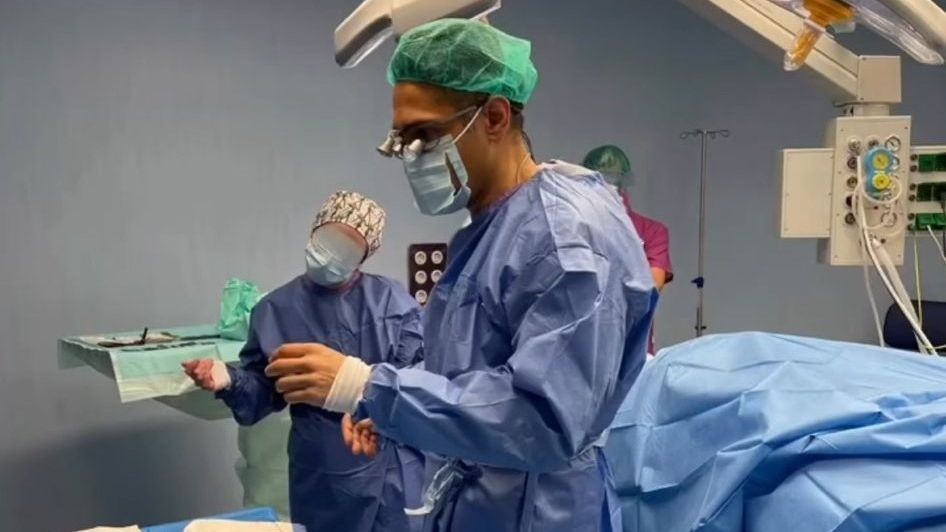 La víctima del cirujano plástico violador de Murcia pide saber si tiene la vasectomía: sigue en prisión preventiva