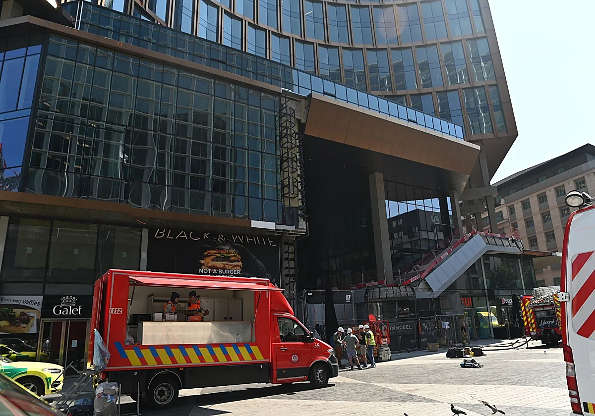Varios muertos y desaparecidos en el incendio de un edificio en el centro de Bruselas