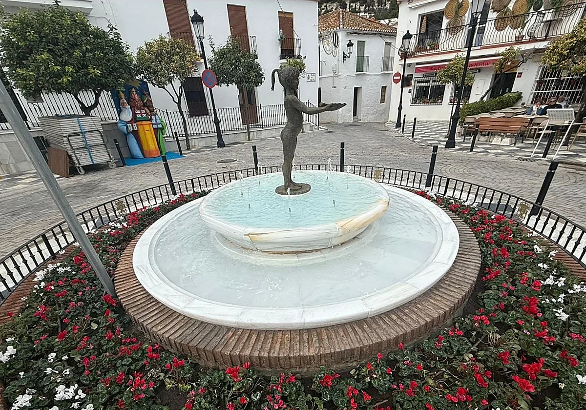 La Niña de Benalmádena regresa a la plaza de España tras su restauración