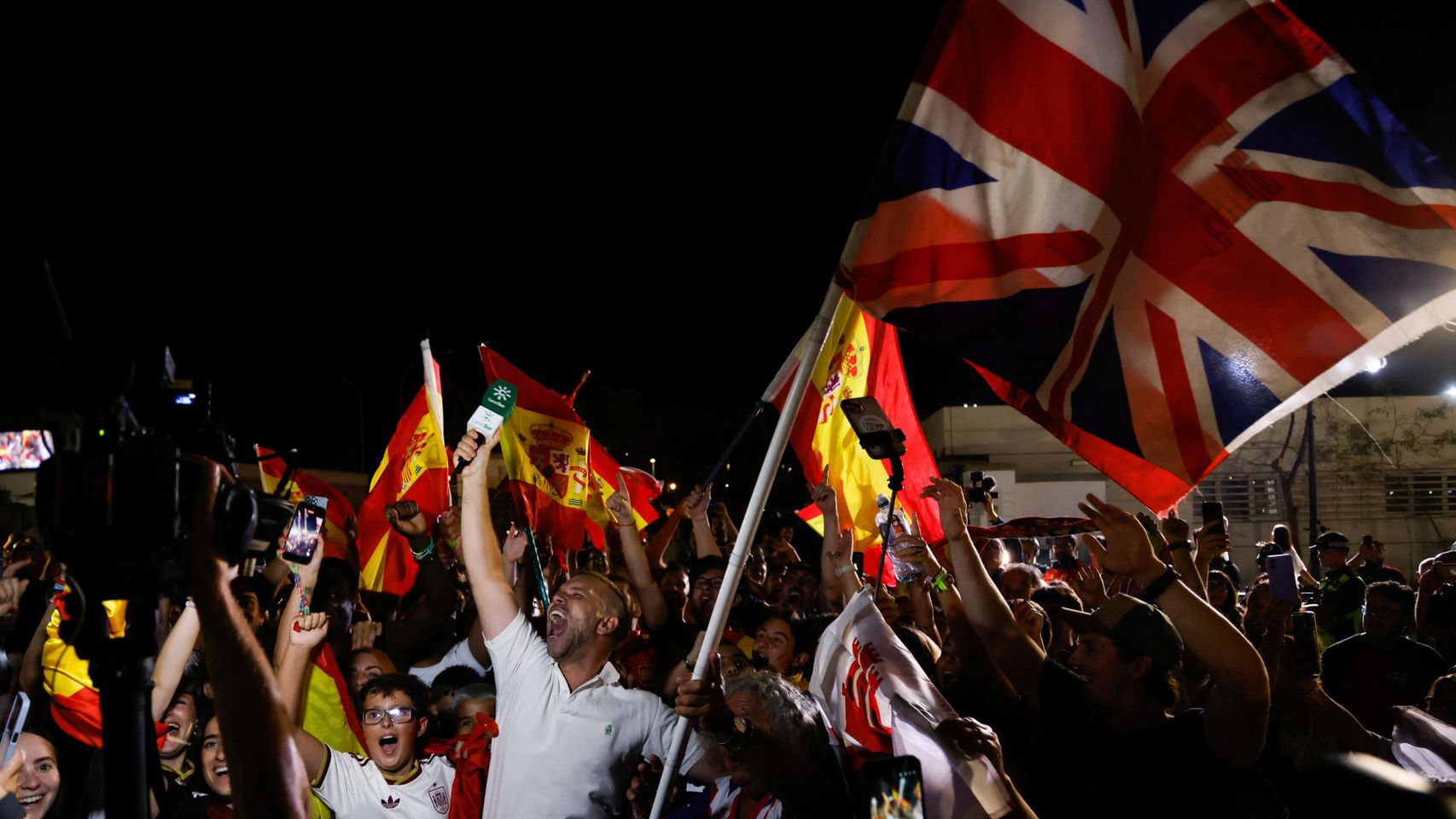 Euforia a un lado y otro de la Verja de Gibraltar para celebrar el fin del aislamiento: "Cierra definitivamente el Brexit"
