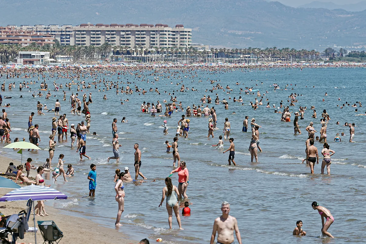 El turismo resiste pese a Ormuz y el absentismo