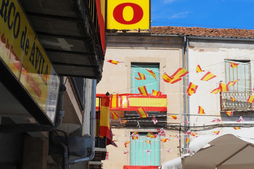 España se ha llenado de banderas en los balcones por el Mundial: esto dice la Ley de Propiedad Horizontal al respecto