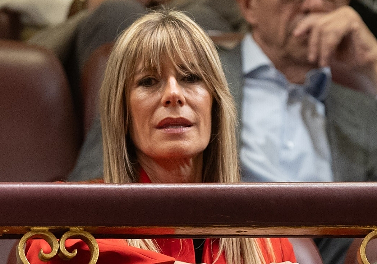 Begoña Gómez entrega los billetes al Reino Unido para demostrar que no infringió las órdenes del juzgado