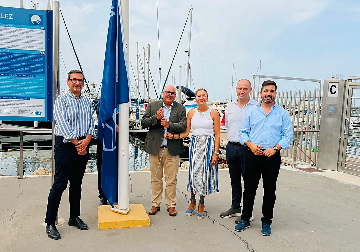 La bandera azul regresa al puerto deportivo de Caleta de Vélez tras su mejora integral