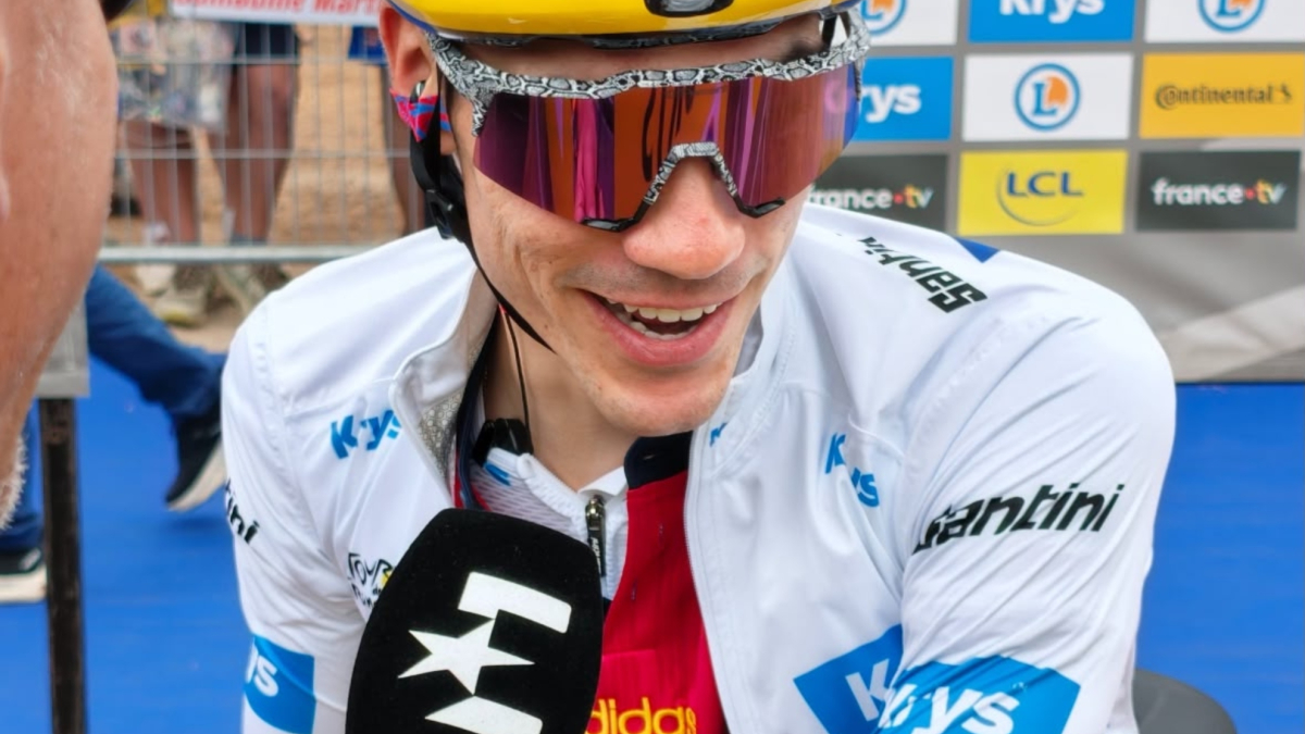 Ayuso luce la camiseta de España en el Tour: “Me he llevado algún abucheo y algún pitido”