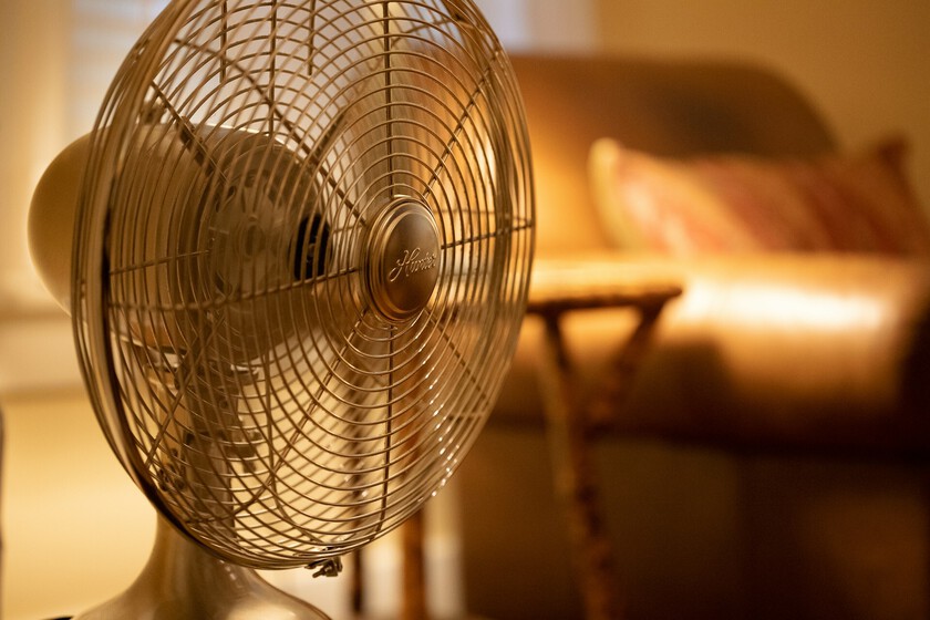 Qué dice la ciencia sobre el "truco" de los dos ventiladores cruzados para enfriar la casa: funciona, pero con límites
