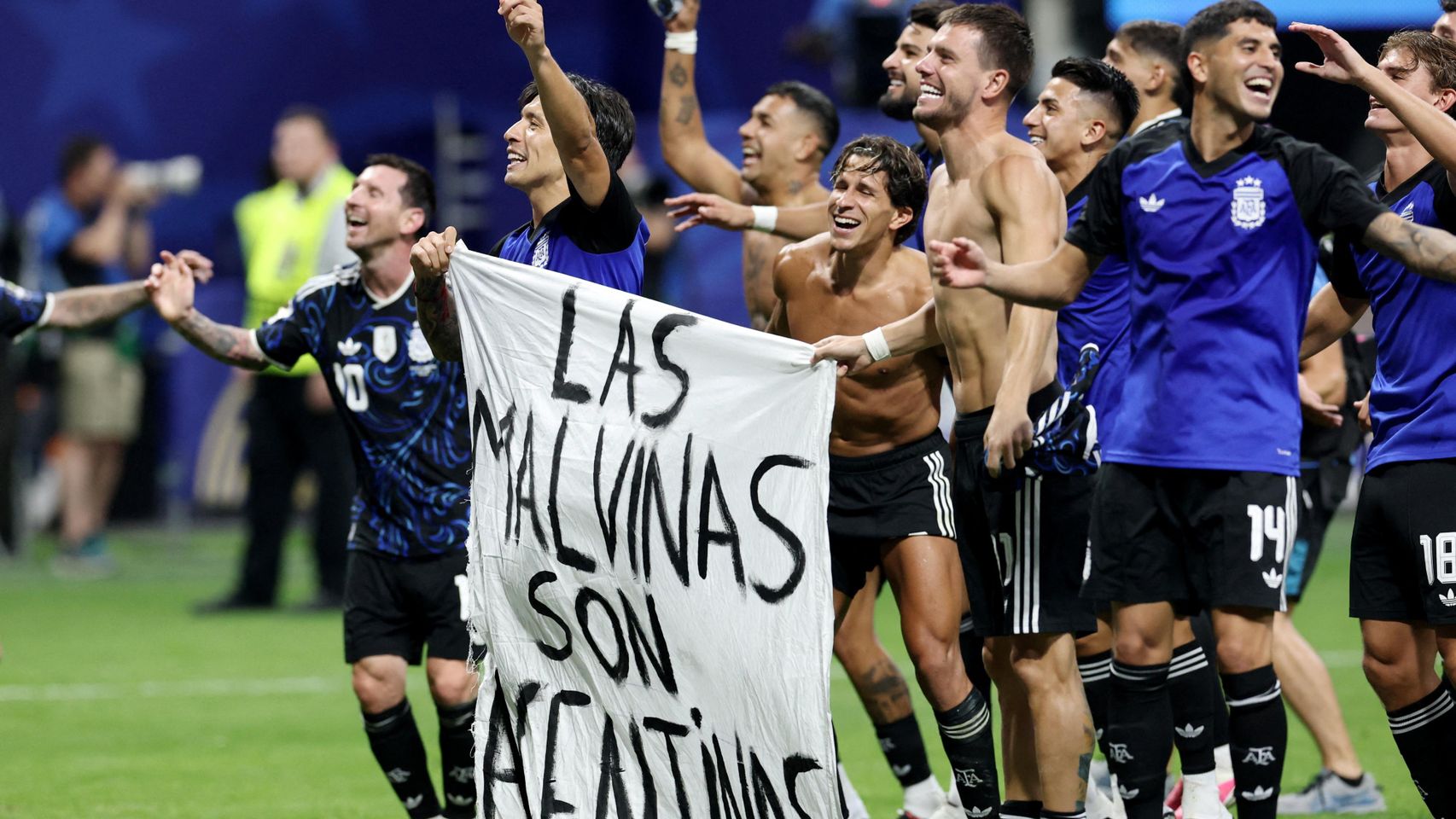 Los futbolistas argentinos burlan las normas de la FIFA y exhiben una pancarta reclamando Las Malvinas