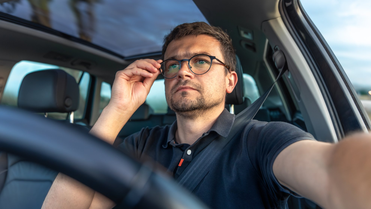¿Es obligatorio llevar un segundo par de gafas en el coche?: aclaramos la confusión que aún existe