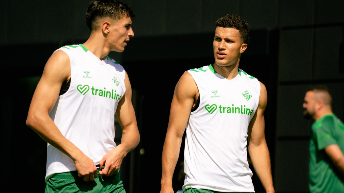 El Betis ultima la marcha de Deossa y avanza en una planificación más profunda de lo esperado