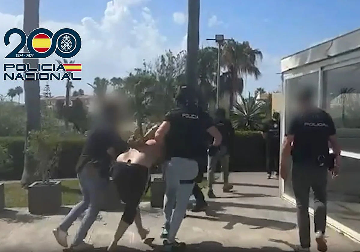Un arsenal de armas y vestidos de policías: cae una banda cuando iba a ejecutar un nuevo golpe en Marbella