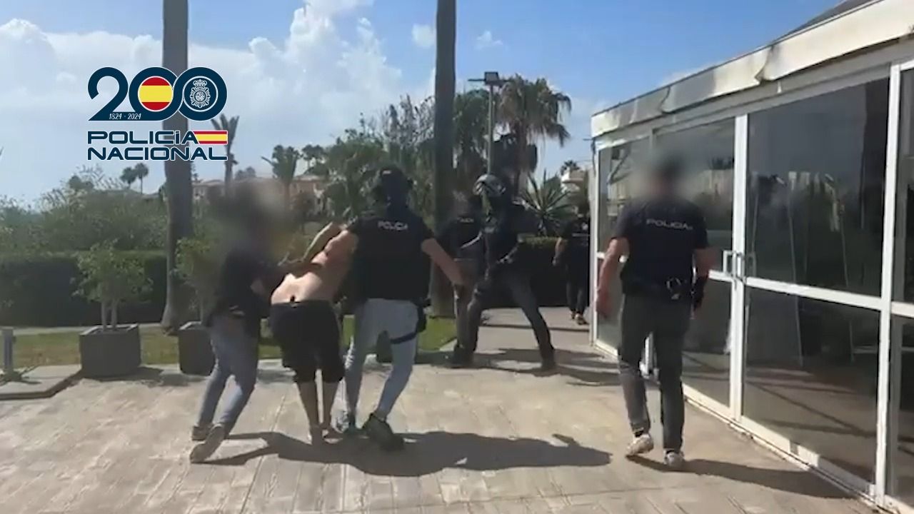 Así cayó la banda acusada de los violentos asaltos a viviendas en Marbella: iba armada y disfrazada de policía