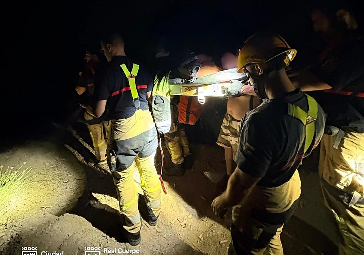 Rescatan a una persona que cayó por un terraplén en la carretera A-7001 en Málaga