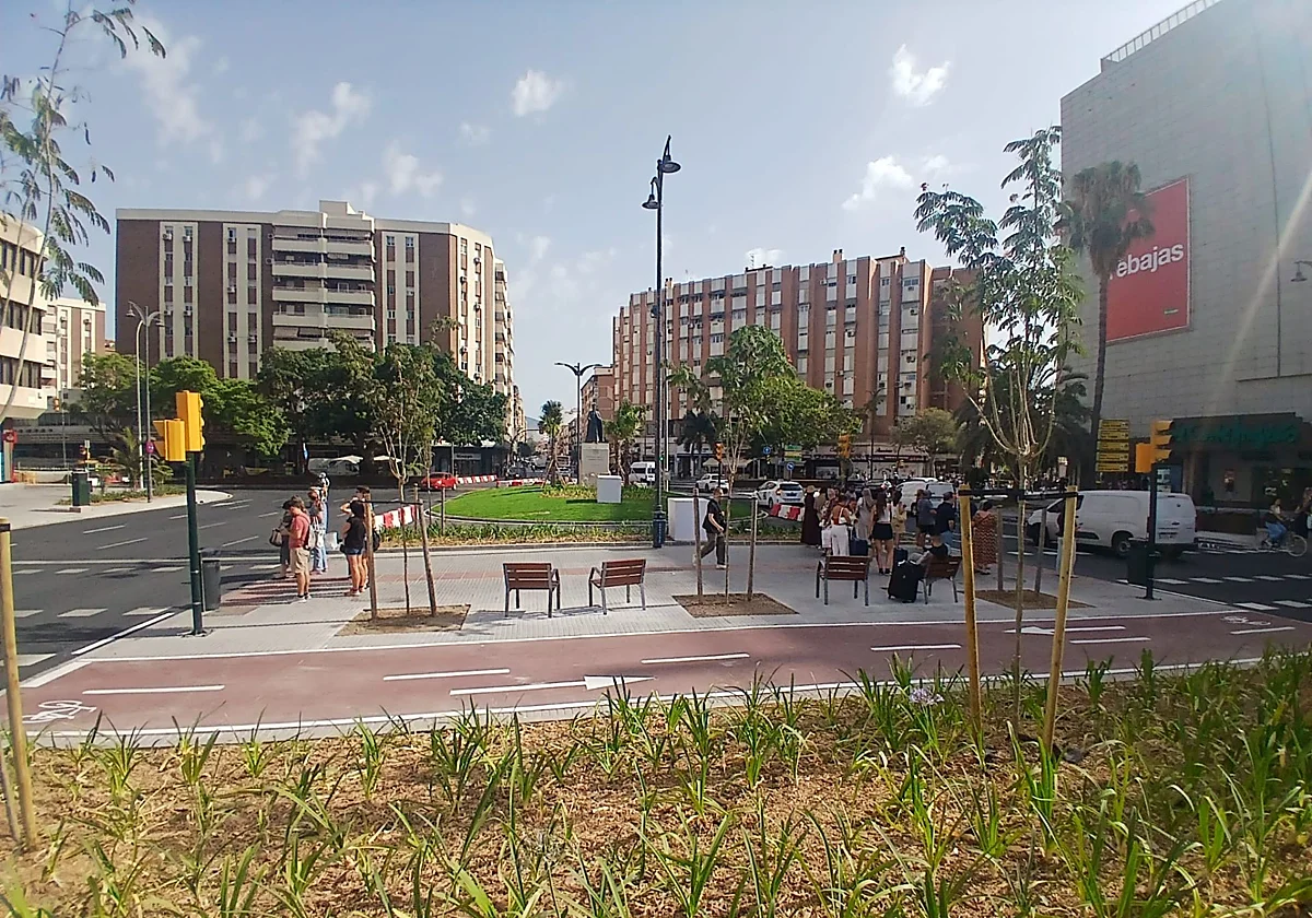 La zona de Armengual estrena 'look': carril-bici, plantas o bancos tras las zanjas del metro
