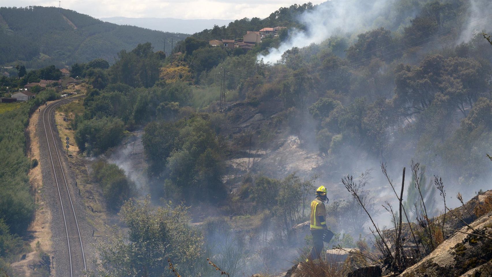 Restablecida la línea de tren entre Vigo y Ourense tras un incendio de 11 hectáreas en Crecente