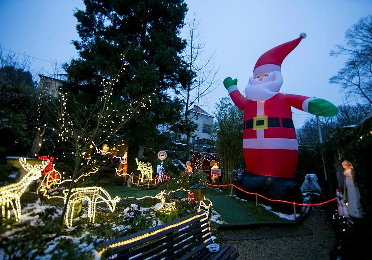 Prisión para una mujer por utilizar a sus dos hijos menores para robar un Papá Noel en un centro comercial
