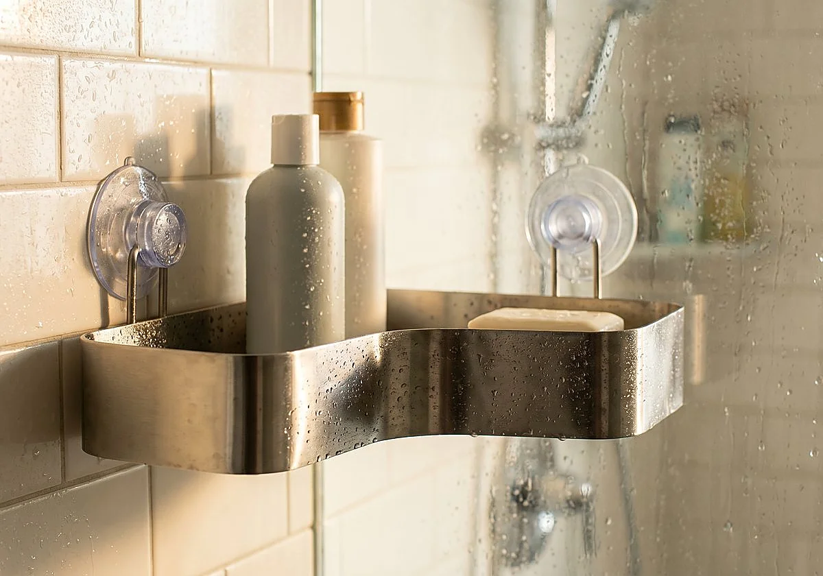 Ordena tu baño sin necesidad de taladrar con estas estanterías para ducha y lavabo