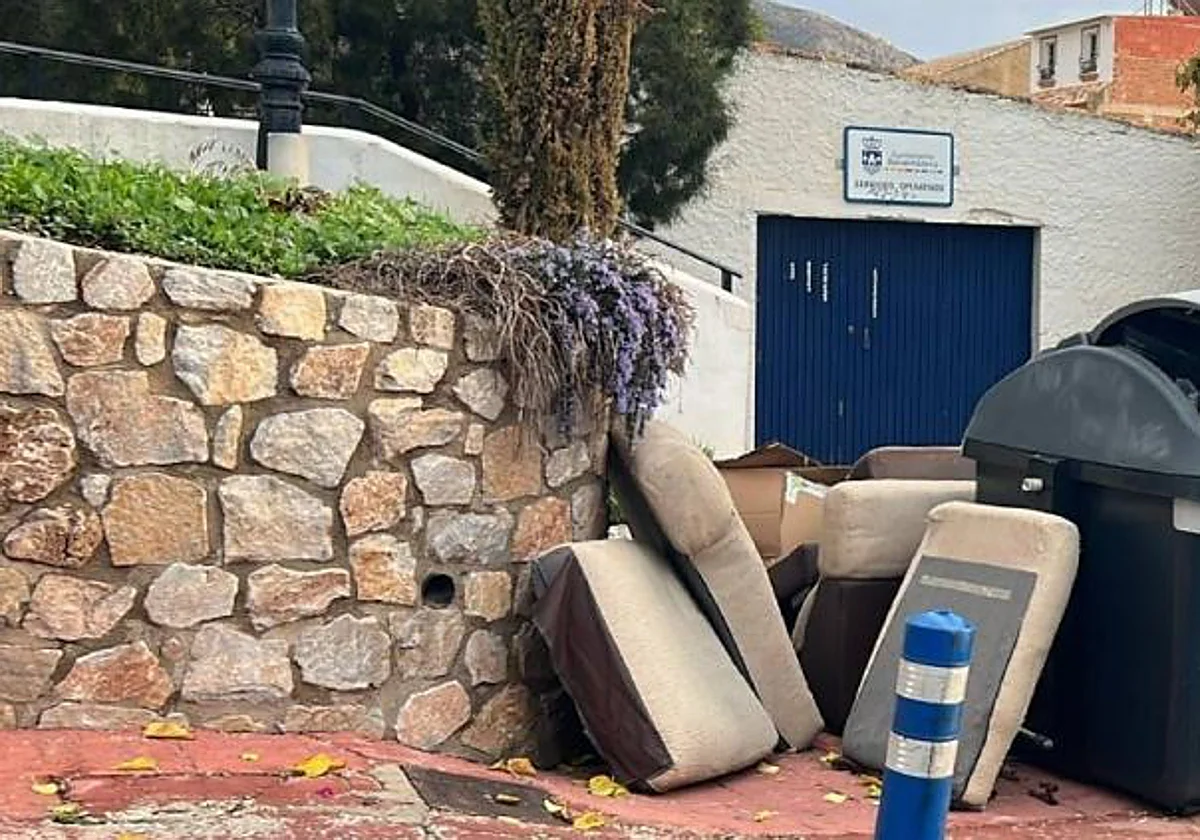 Más de 350 multas en Benalmádena por dejar basura, muebles y enseres en la calle