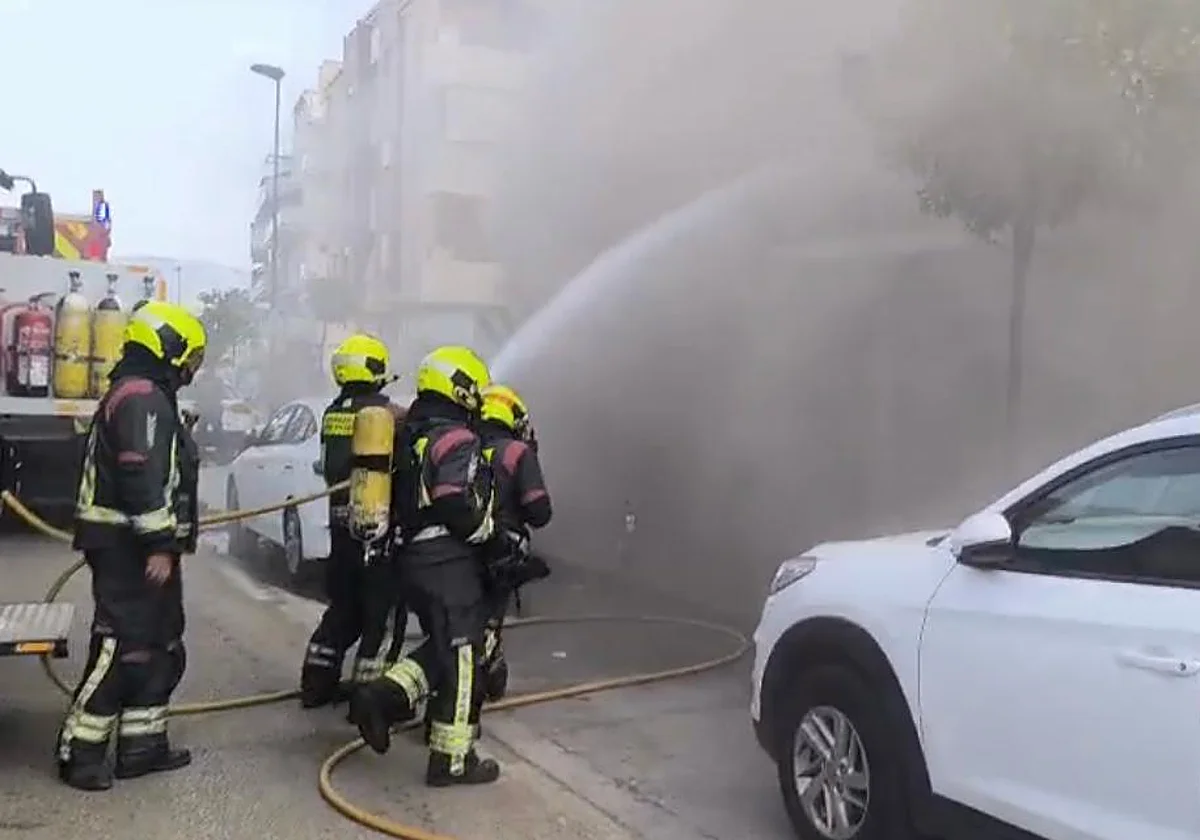 Desalojan a una veintena de vecinos por un espectacular incendio en un restaurante de Vélez-Málaga