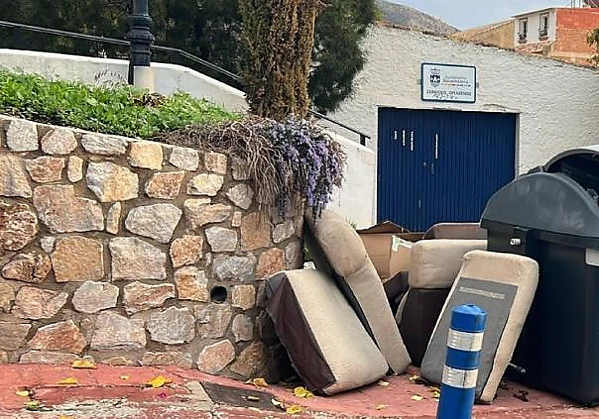 Over 350 fines issued in Benalmádena for leaving rubbish, furniture and household items on the street