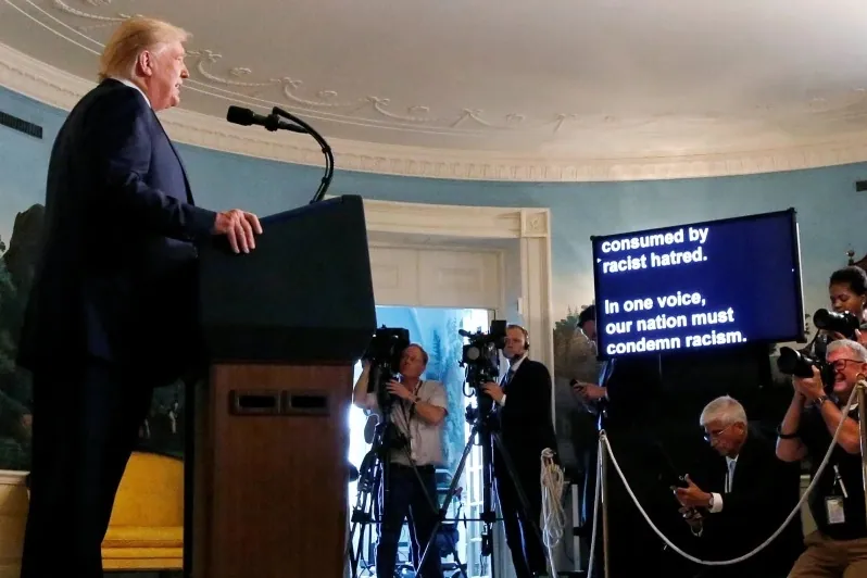 Trump despide a su operador de teleprompter por apostar sobre sus discursos