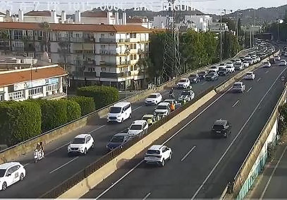 Tailbacks on the A-7 in Fuengirola following an accident involving four vehicles