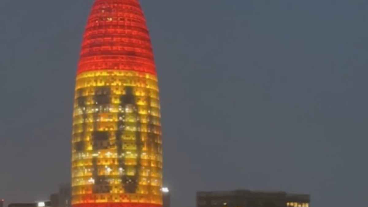El vídeo de la polémica: ¿por qué se iluminó la Torre Glòries de Barcelona con el mensaje de 'Campeones'?