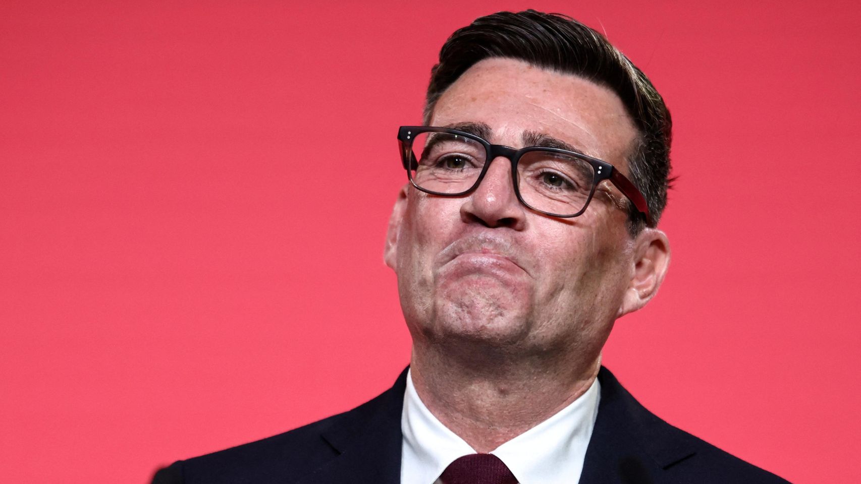 Burnham despide con honores a Starmer pero promete "laborismo sin complejos" en su camino hacia Downing Street