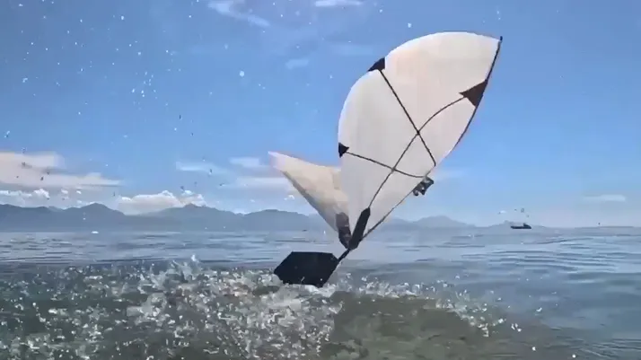 Este robot imita a las aves acuáticas para volar y nadar con las mismas alas