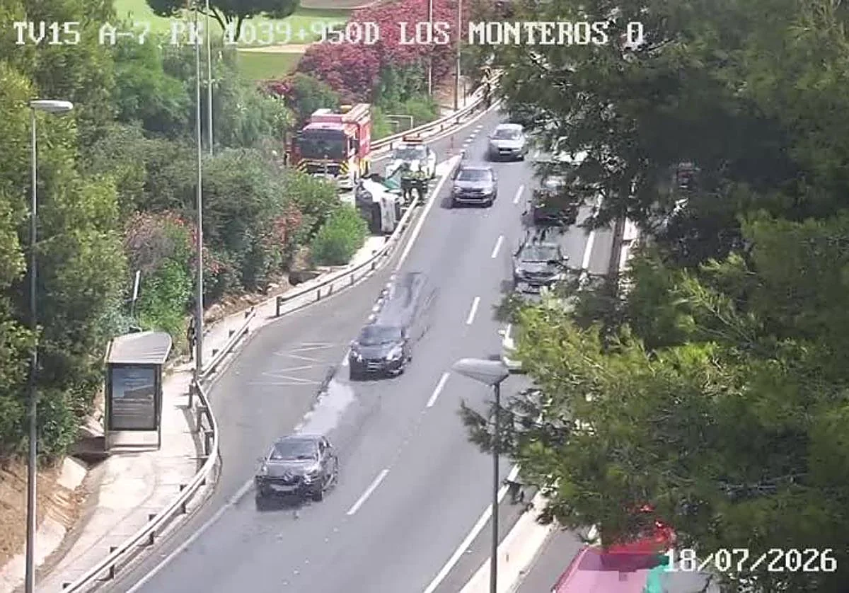 El vuelco de un coche tras chocar contra un quitamiedos en la A-7 deja cinco kilómetros de atascos en Marbella
