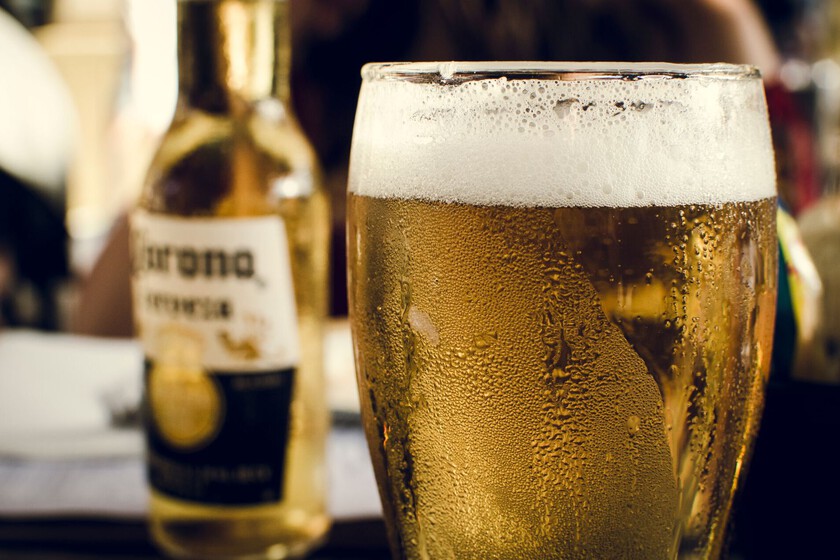 Llevamos toda la vida bebiendo cerveza en la playa para refrescarnos. La ciencia avisa del gran peligro para nuestro cuerpo