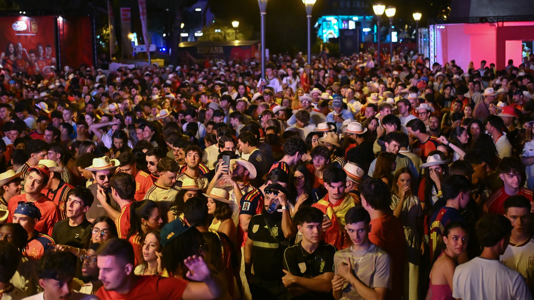 El Gobierno carga contra Almeida por la pantalla de Colón para ver el Mundial y le exige que garantice la seguridad