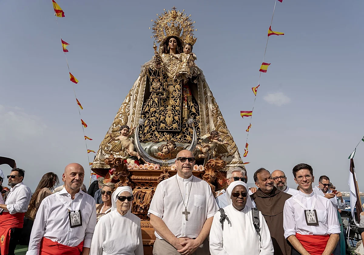El obispo de Málaga participa por primera vez en la procesión marítima de la Virgen del Carmen de El Perchel