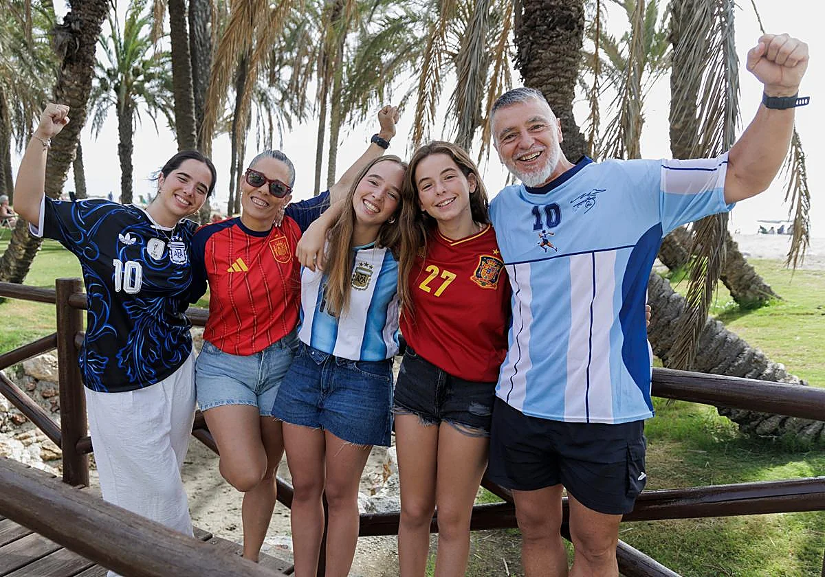 Una familia malagueña con el corazón partido: «Gane quien gane, se queda en casa»