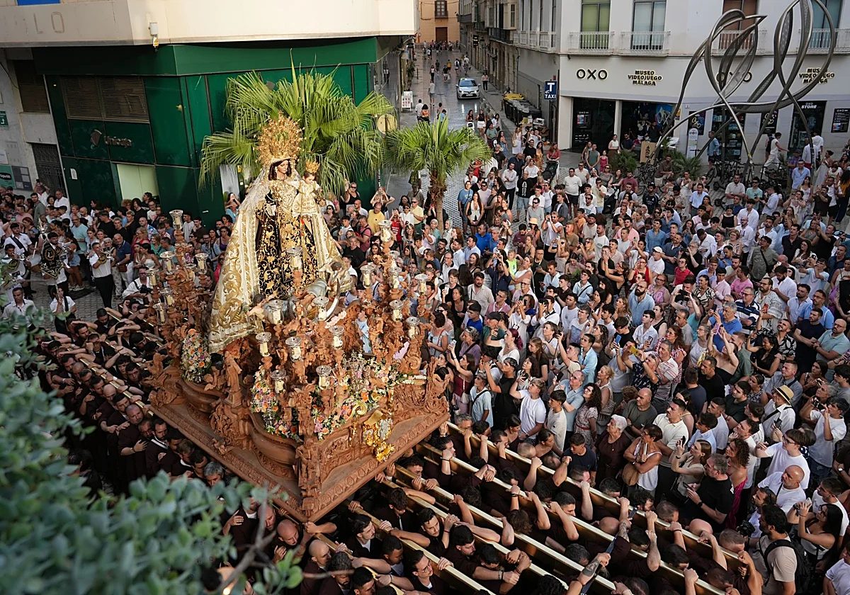 La Virgen del Carmen Coronada desata el oleaje de fe más puro de Málaga