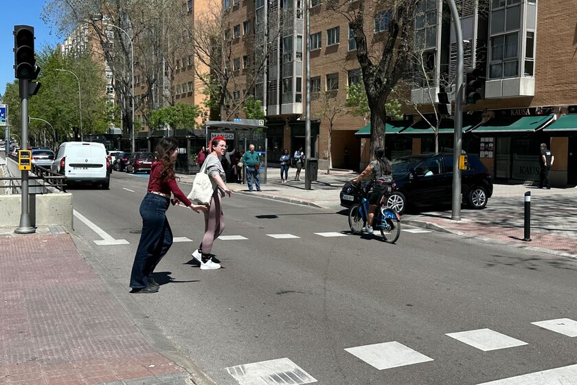 Pavimento que filtra la lluvia y frena el calor extremo: las alternativas al asfalto que ya manejan las ciudades españolas
