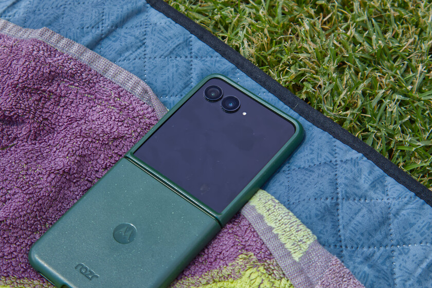 Motorola Razr 70 Plus, análisis: creíamos que los plegables eran para abrirlos. Su pantalla externa lo cambia todo