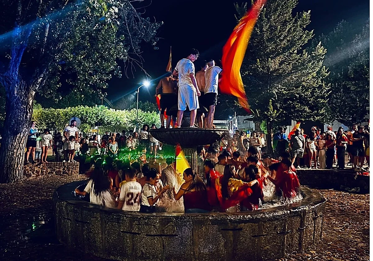 Muere un adolescente tras un derrumbe en una fuente de Ciudad Rodrigo durante la celebración del Mundial