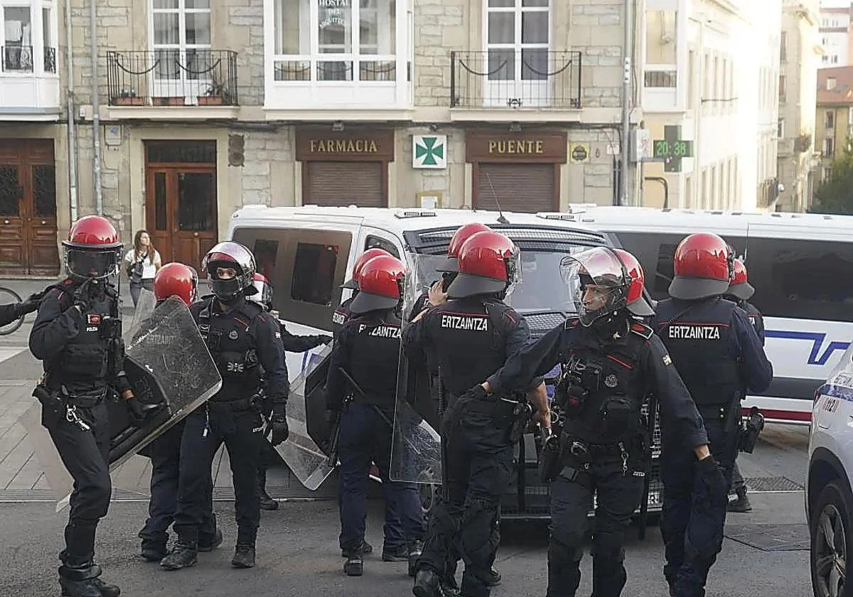 Tres radicales detenidos por atacar encapuchados a vitorianos que celebraban el Mundial de España
