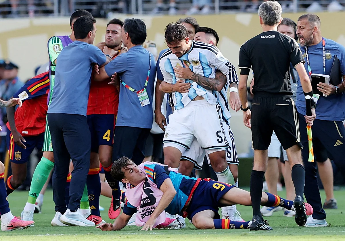 Puñetazos, patadas, llaves de judo, amenazas y de espaldas al campeón: la rastrera forma de perder de Argentina