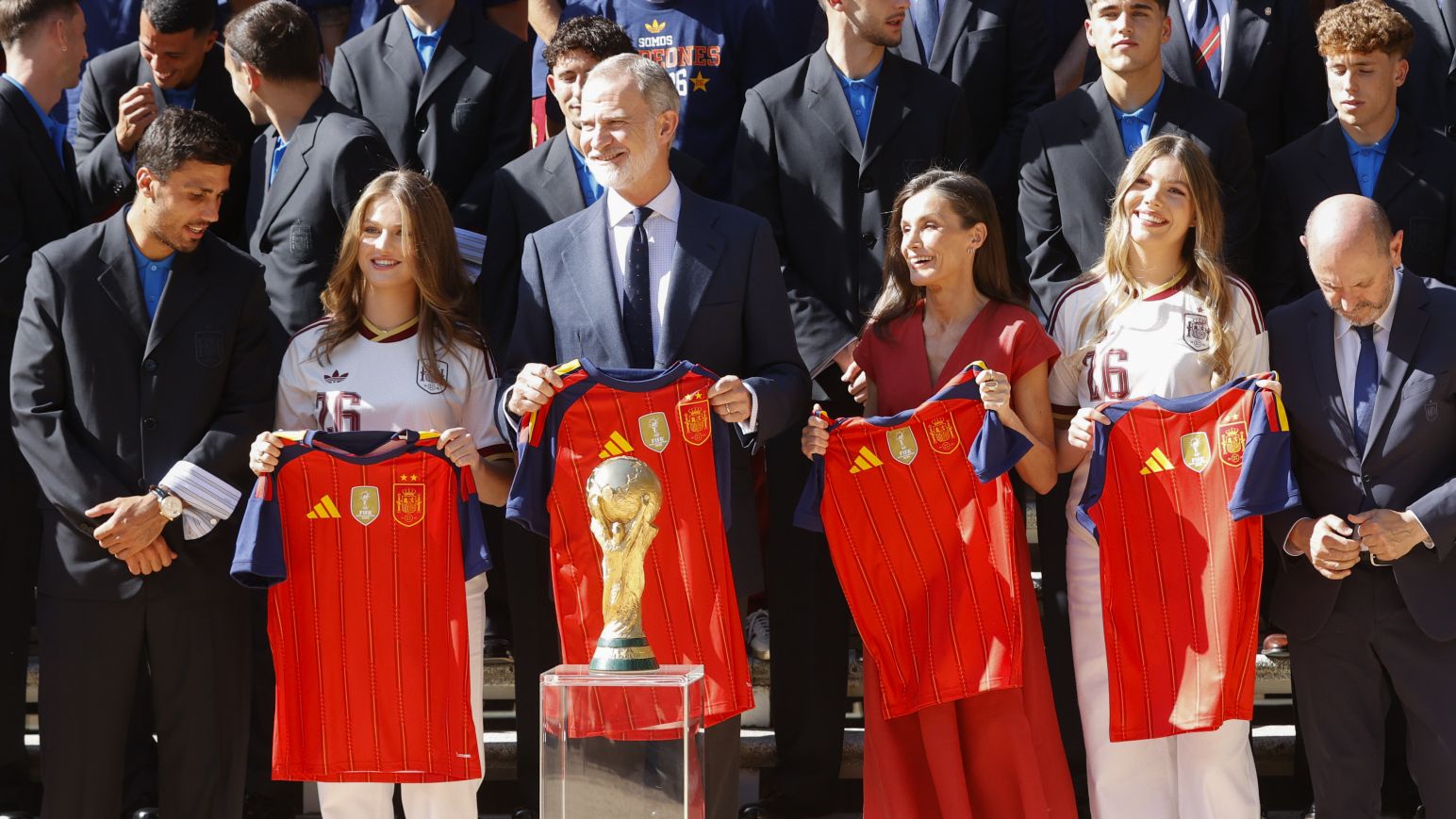 Leonor y Sofía reciben a los héroes de La Roja en Zarzuela y reviven la icónica escena del Mundial conquistado en 2010
