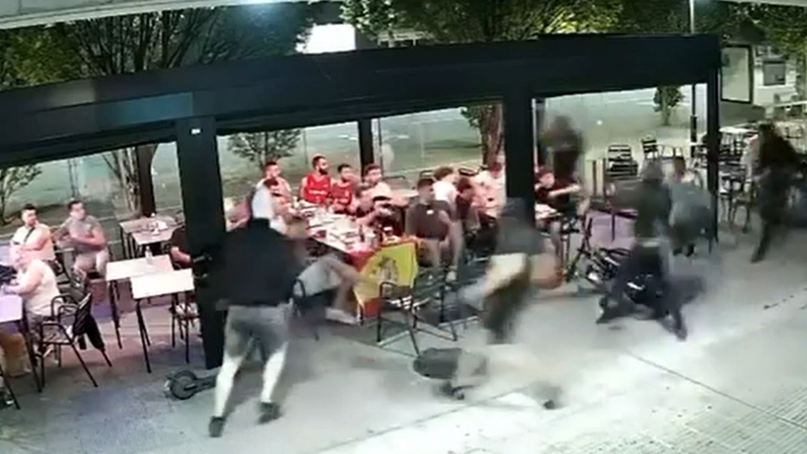 Con bates y barras de hierro a la caza de los 9 militares de 18 y 26 años que veían a la Selección en Berriozar: "No tenemos miedo"