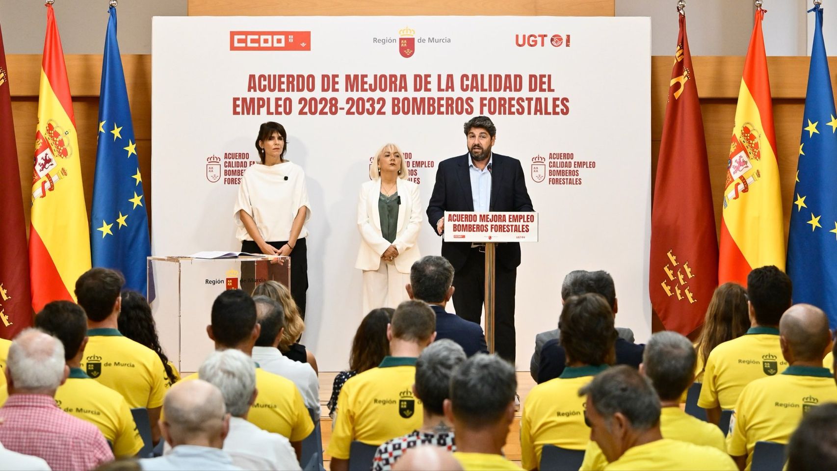 Miras pacta con UGT y CCOO reforzar la lucha contra los incendios forestales en Murcia: habrá 379 bomberos