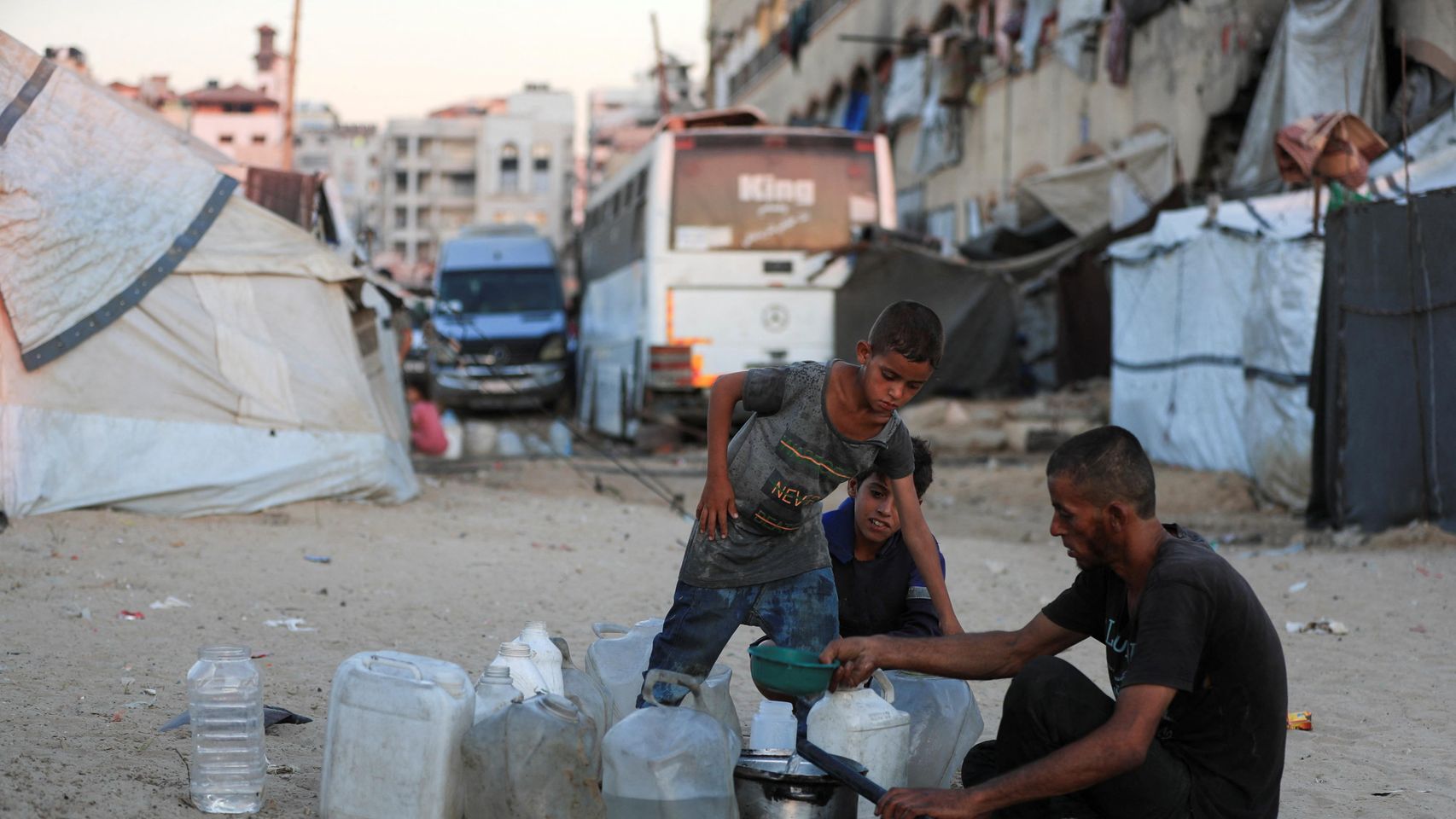 El Ejército israelí construye una gran barrera de tierra en Gaza: temor a una anexión de la mitad de la Franja pese al acuerdo