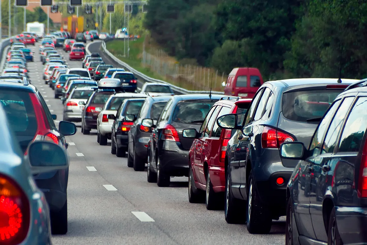 La DGT informa: Multado con 500 euros por tirar una colilla por la ventana