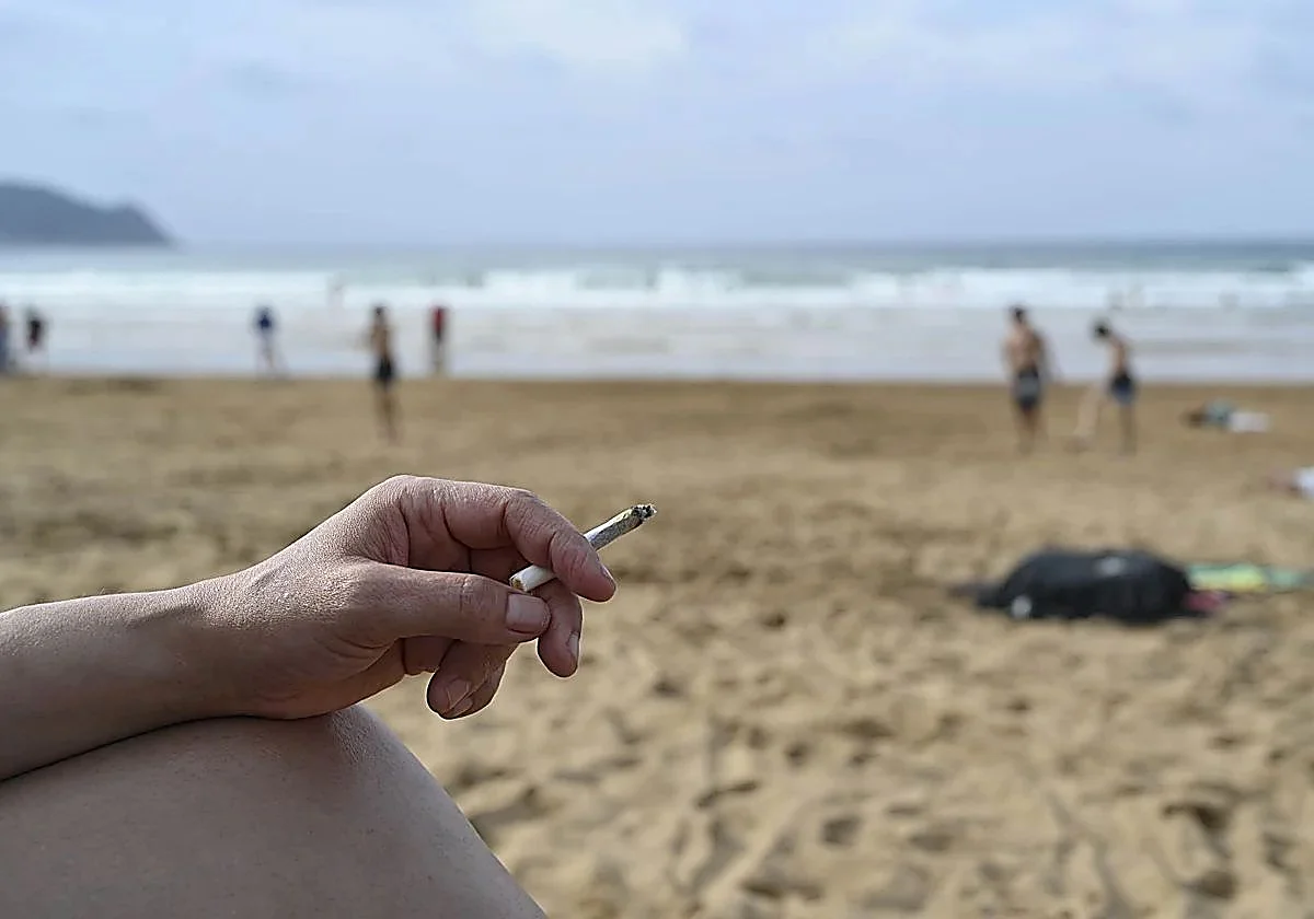 Spain set to extend smoking and vaping ban to beaches and national parks