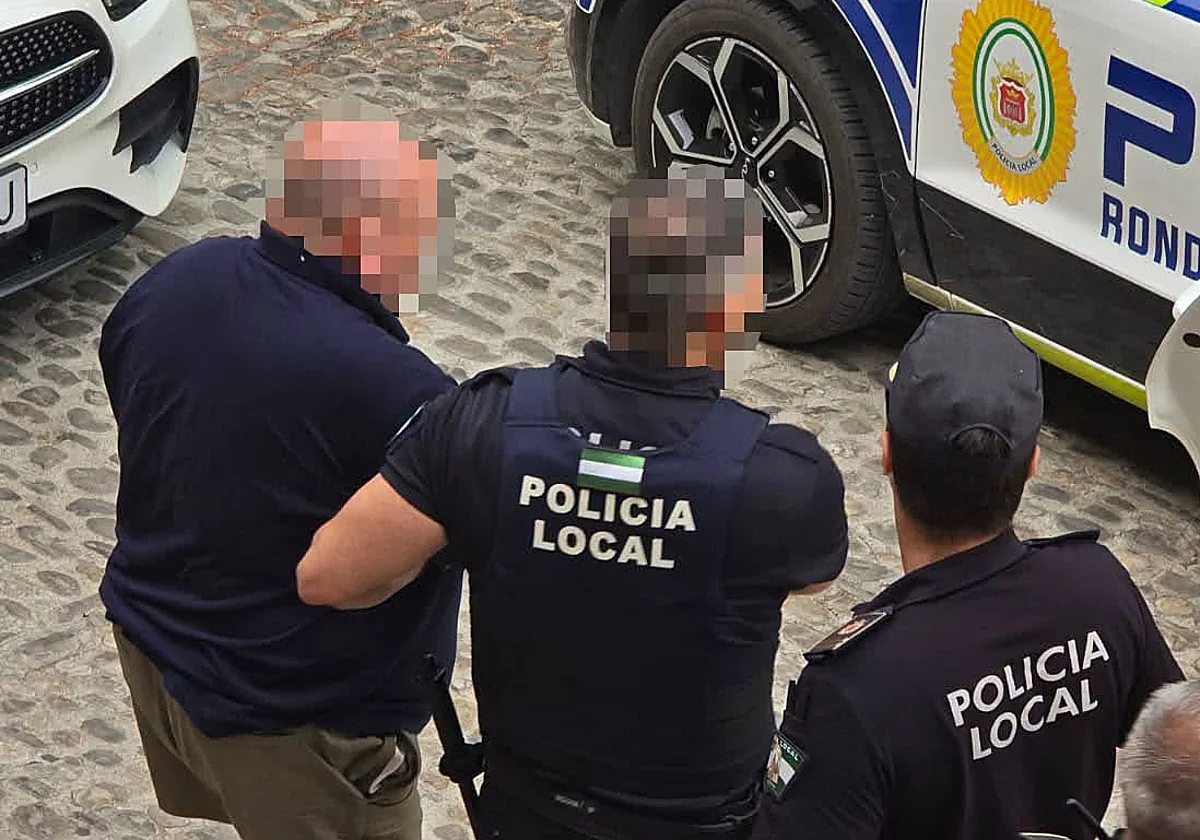 Detenido un hombre tras amenazar de muerte a la alcaldesa de Ronda en pleno Ayuntamiento