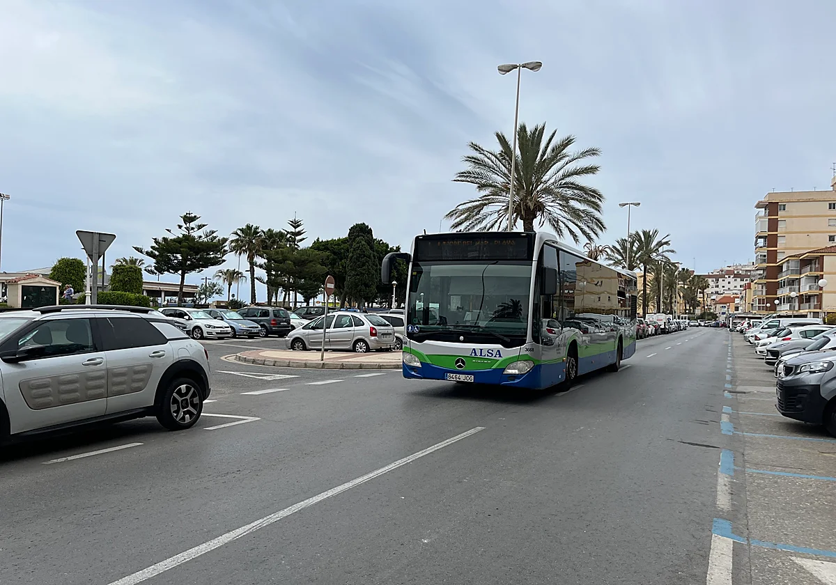 Vélez-Málaga negocia incorporar el transporte urbano y universitario al Consorcio Metropolitano